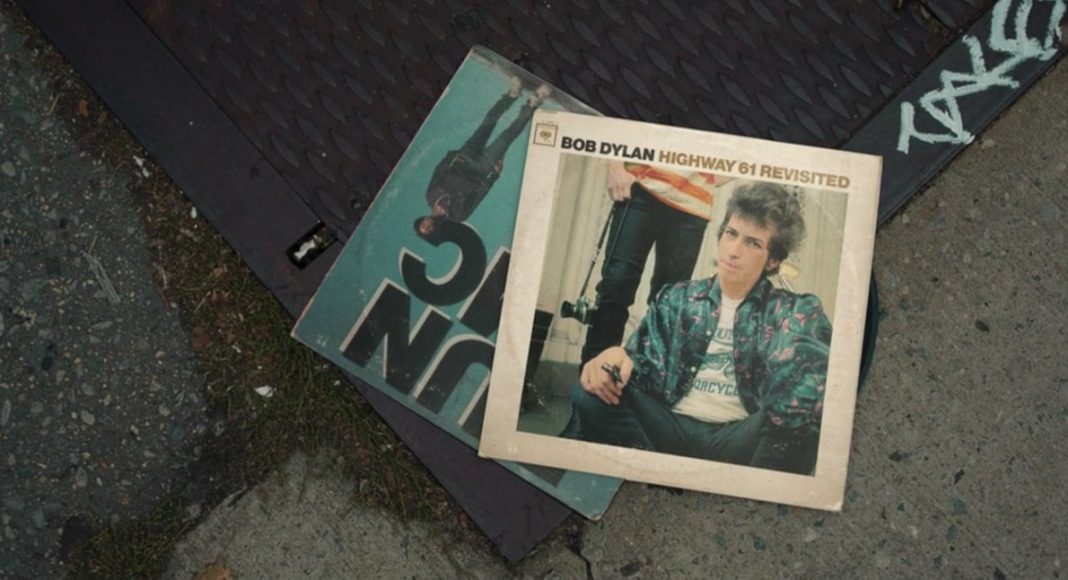 clip de roy kafri avec des pochettes de vinyles animées