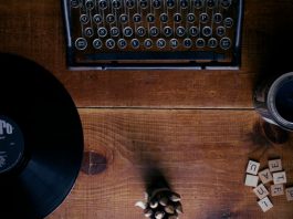 Transmedia Storytelling – Renewal in the music industry record and typewriter